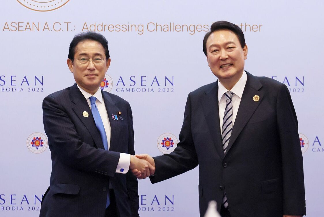 Prime Minister Kishida Fumio (left) shakes hands with South Korean President Yoon Suk-yeol in Phnom Penh, Cambodia, on November 13, 2022. (Courtesy Cabinet Public Affairs Office; © Jiji)