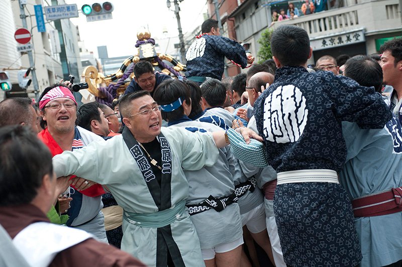轿夫们蜂拥到神轿旁，现场顿时陷入一片混乱