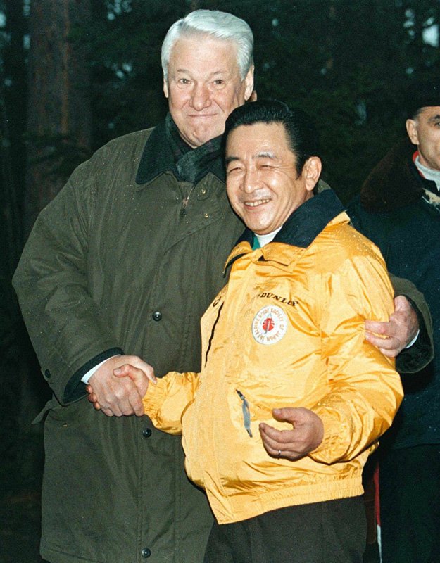 クラスノヤルスク郊外での首脳会談を前に握手を交わす橋本龍太郎首相とエリツィン露大統領。