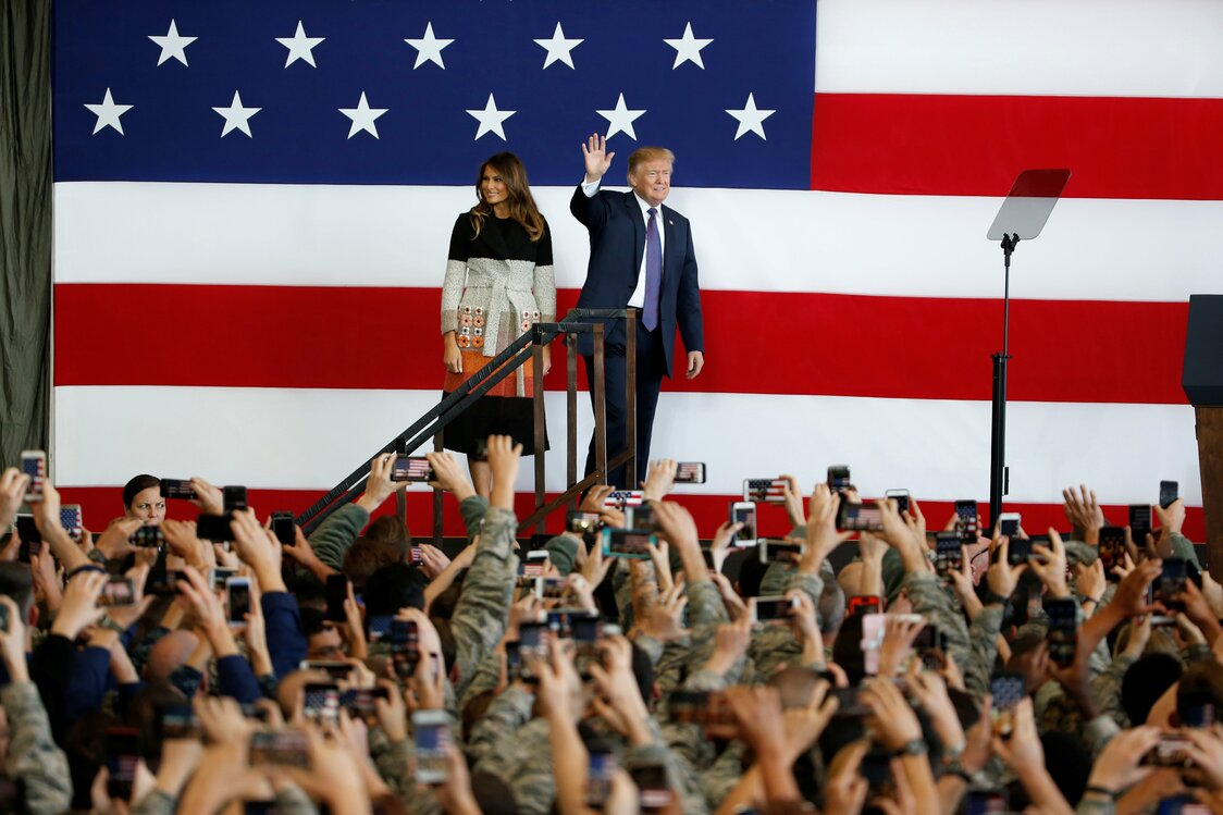 横田基地に到着したトランプ大統領は、集まった1000人以上もの米兵に向かって「われわれは空を、海を、陸を、宇宙を支配している」と演説（ロイター）