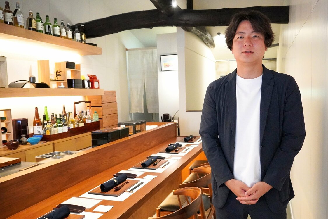 Taya Takahiro en el restaurante Crafeat, en Kanazawa. (© Nakahara Mieko)