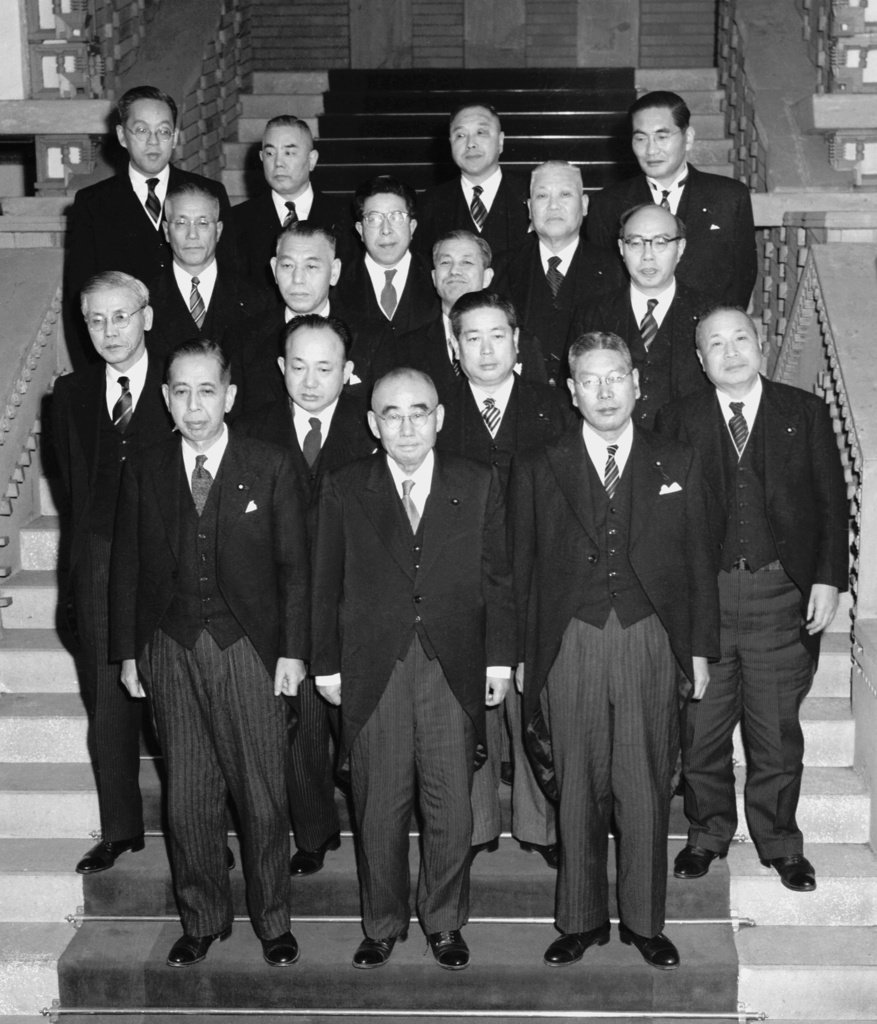 石橋内閣の顔ぶれ、前列左から岸信介外相、石橋湛山首相、池田勇人蔵相＝1956年12月23日（共同）