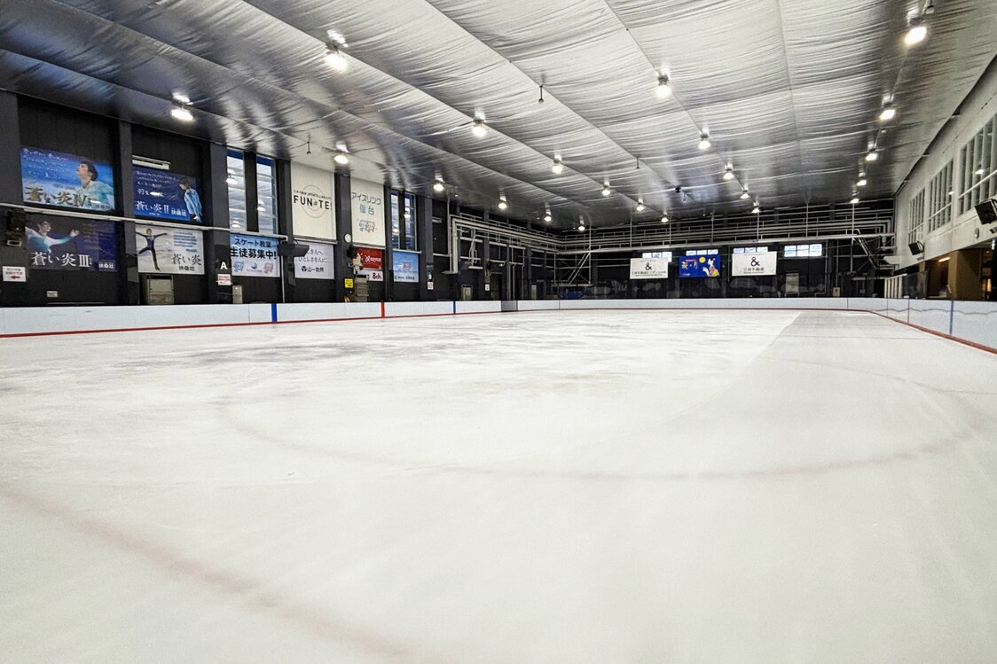 Каток, на котором Ханю и Аракава провели бесчисленные часы тренировок (© Ice Rink Sendai)