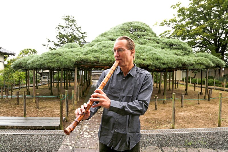 Brève interprétation de Bruce Huebner devant un pin de 450 ans dans l’enceinte du temple bouddhiste Munô-ji.