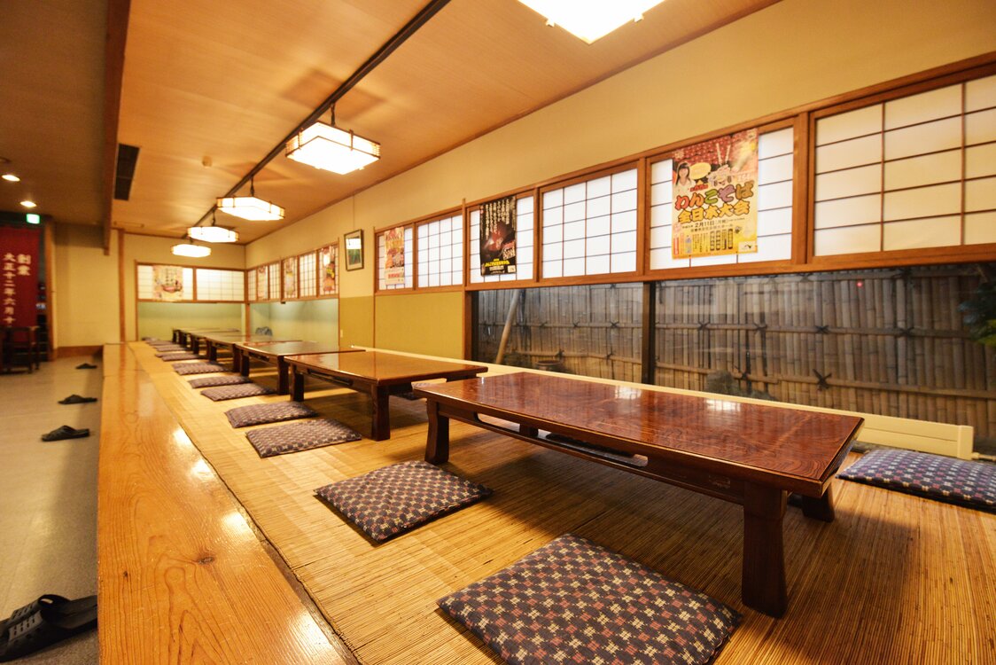 El restaurante tiene mesas de estilo occidental y asientos sobre tatami, más tradicionales. Su especialidad, el wankosoba.