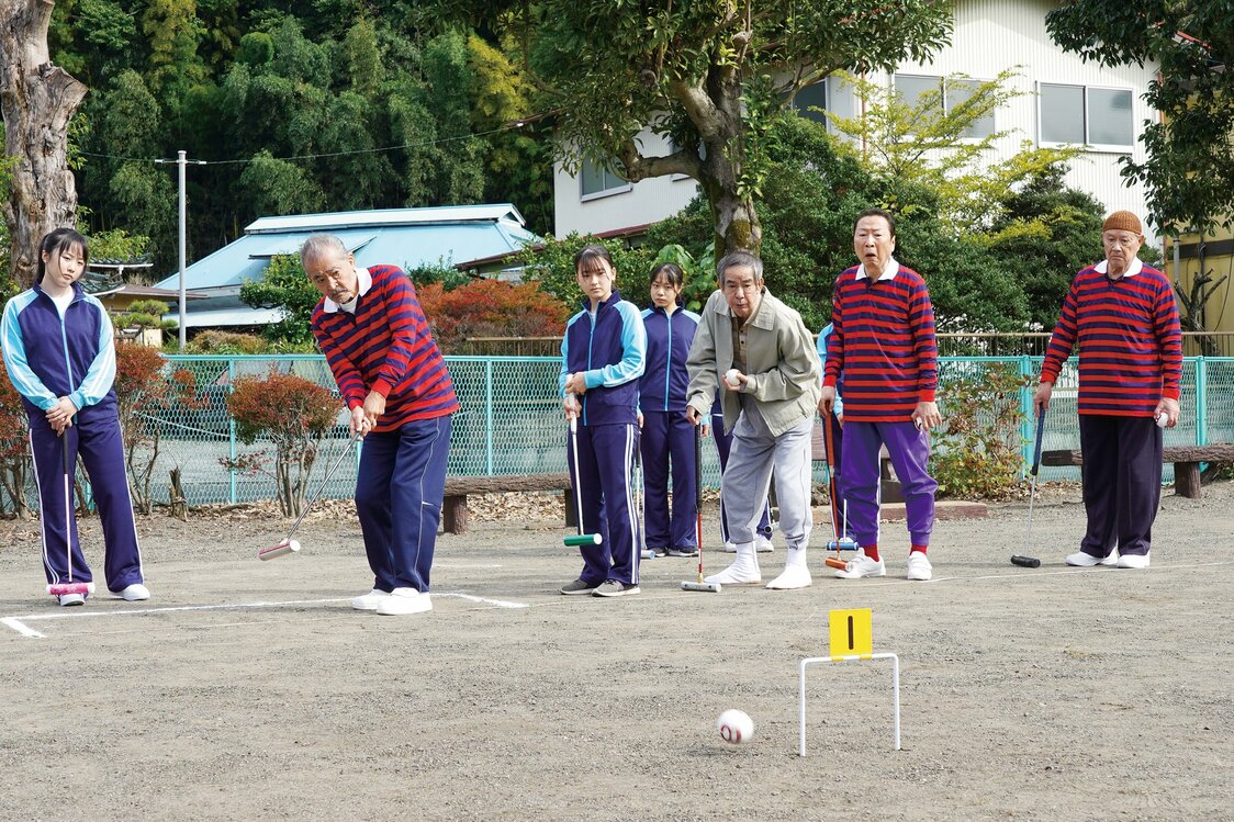 初心者にとっては、スタートエリアから第1ゲートにボールを通すのが最初の難関　©2023「それいけ!ゲートボールさくら組」製作委員会