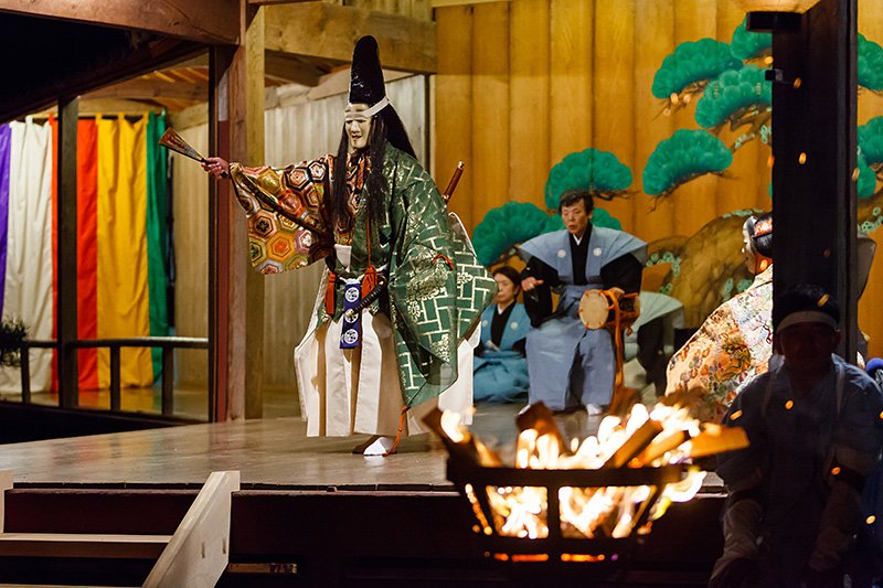 Takiginō (muestra nocturna de nō a la luz de las hogueras) representado en el santuario sintoísta de Shiizakisuwa. En la isla de Sado estas muestras son muy frecuentes entre la primavera y el otoño.