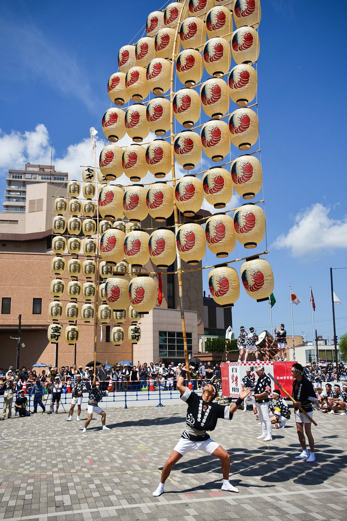 重さ50キログラムの竿燈を自在に扱う、差し手の技が見事写真提供：秋田市竿燈まつり実行委員会
