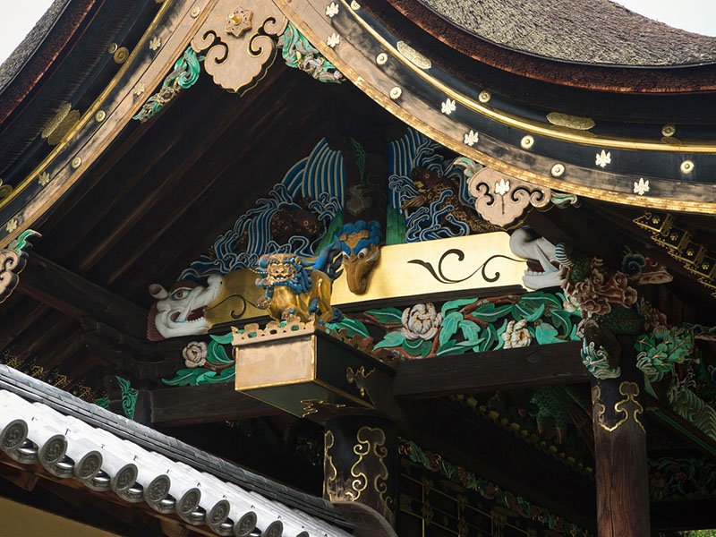 Le kamon (blason) de la famille Toyotomi est affiché à de nombreux endroits sous les avant-toits de la porte. Derrière le lion shishi apparaît un baku, une créature au long nez provenant de la mythologie chinoise. De part et d'autre du shishi se trouvent deux créatures au visage blanc et aux crocs acérés : ce sont des shin (shen en chinois), des dragons capables de changer de forme.