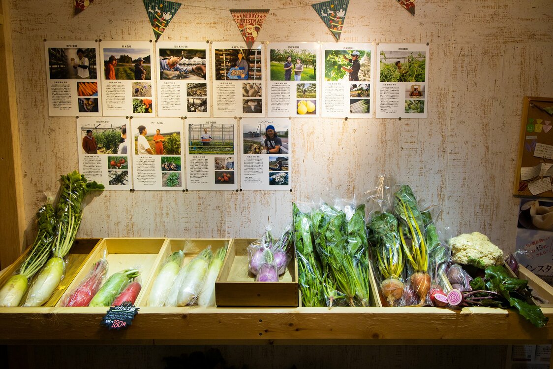 ニッケイファームの野菜直売所には、農家仲間の活動を紹介する記事が掲示してある