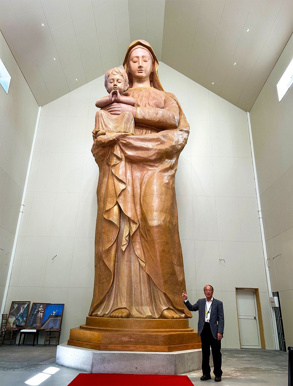 Une statue en bois de la Vierge Marie, presque aussi grand que le Grand Bouddha de Kamakura. En bois de camphriers géants, âgés de 200 à 300 ans, coupés en anneaux et empilés les uns sur les autres.
