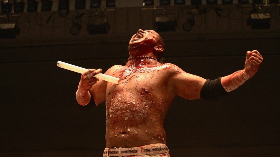 試合後、刺さった蛍光灯の破片をどうする？ 「シャワーで流して終わりです」 ©2021 Jun Kasai Movie Project.