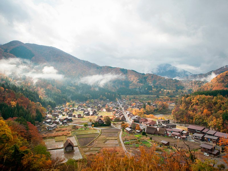 Le village d’Ogimachi vu depuis le belvédère Tenshukaku