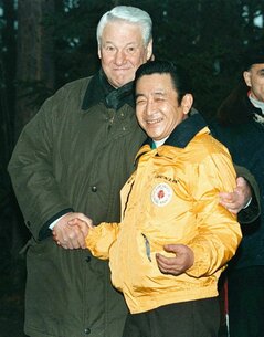 桥本龙太郎首相(右)和叶利钦总统在克拉斯诺亚尔斯克郊外举行的首脑会议前相互握手。