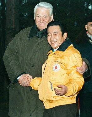 Le premier ministre Hashimoto Ryûtarô échange une poignée de mains avec le président russe Boris Eltsine avant le sommet informel de Krasnoyarsk.