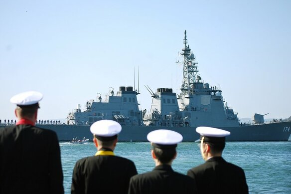La nueva interpretación de la Constitución puede permitir que las Fuerzas de Autodefensa de Japón desempeñen un papel más proactivo a nivel internacional. (© Jiji)