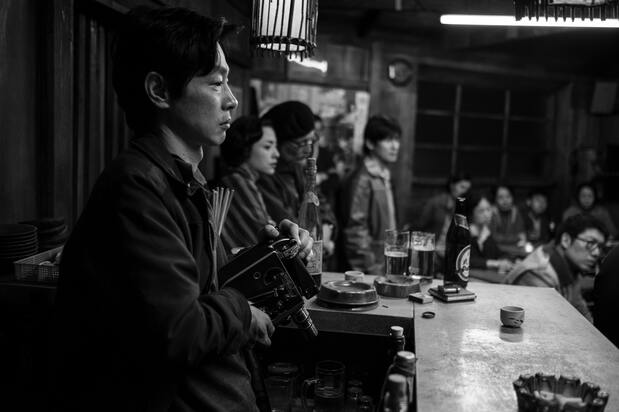 漁民たちが集まる居酒屋のシーン。手前は「自主交渉派」の中心メンバー、キヨシ役の加瀬亮 ©2020 MINAMATA FILM, LLC ©Larry Horricks