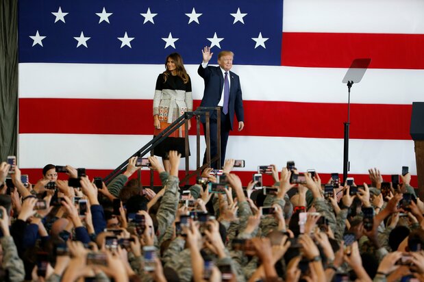 横田基地に到着したトランプ大統領は、集まった1000人以上もの米兵に向かって「われわれは空を、海を、陸を、宇宙を支配している」と演説（ロイター）
