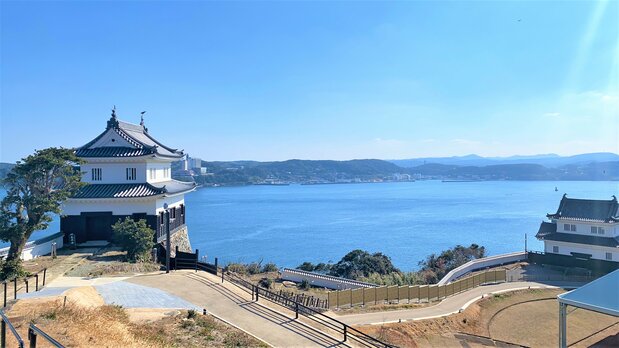 Hirado Castle sits atop a hill, enclosed by sea on three sides. It was constructed in 1704 as the residence of the local feudal lord, Matsura Takashi. In the Meiji era (1868–1912) the government ordered the demolition of castles across Japan, including Hirado, but the keep was rebuilt in 1962. (© Noroshi)