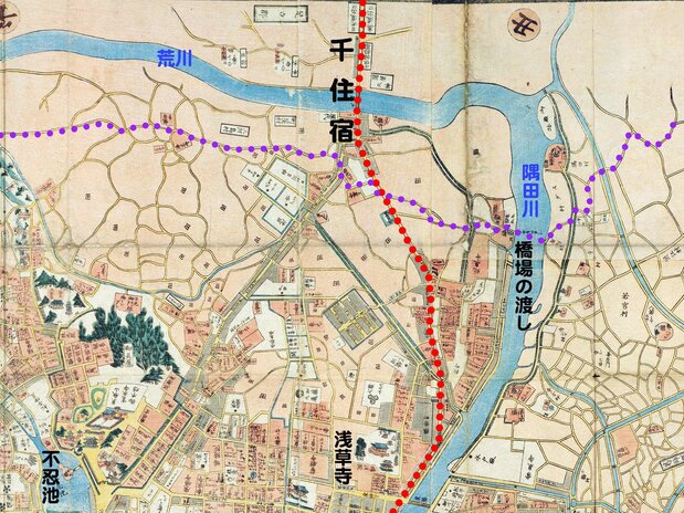 『安政改正御江戸大絵図』(1858年刊、国会図書館蔵)より、浅草寺(中央下)から千住宿(中央上)までを切り抜いた。街道整備後の奥州・日光街道を赤の点線で示し、中世の奥州街道を推測し紫の点線で示した