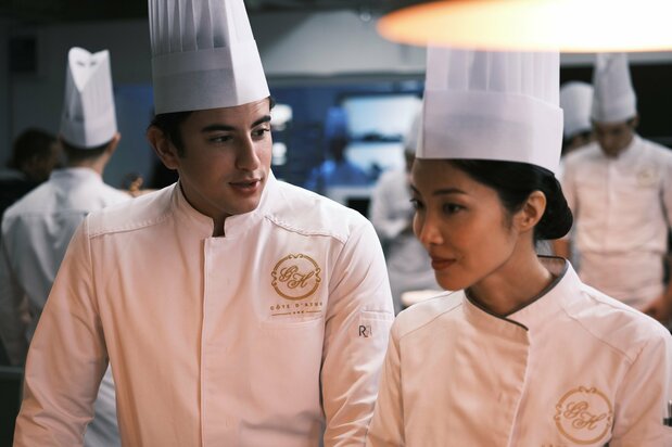 モナコの有名レストランに雇われ、サトミ(リカ・ミナモト)の下で働くヤジッド ©ACP-Kiss Films-Atelier de Production-France 2 Cinéma