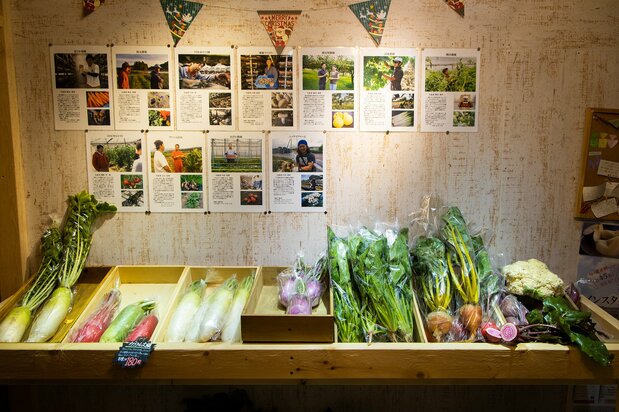 ニッケイファームの野菜直売所には、農家仲間の活動を紹介する記事が掲示してある
