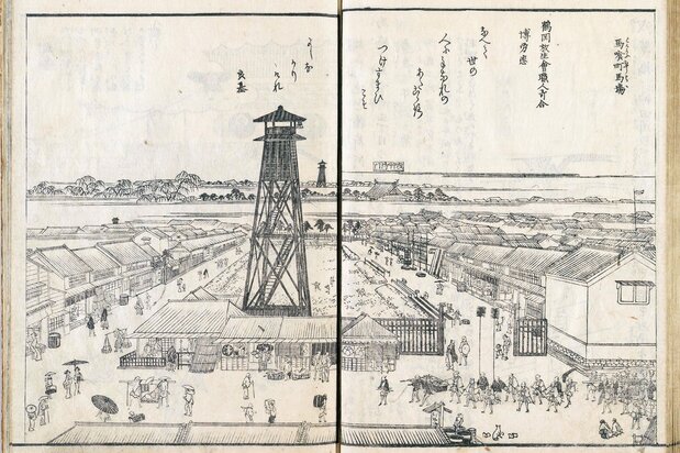 『江戸名所図会 1巻』(1834年頃刊 国会図書館蔵)「馬喰町馬場」では、初音の馬場の全体像が分かる。広重の絵は右ページの馬場沿いから左下方向を向いて描いている。初音稲荷があったのは左ページ中央の郡代屋敷の長屋塀付近で、現在の初音森神社・儀式殿は右ページの右端あたりだったであろう