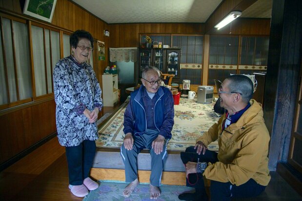 The Numatas are old friends who are now both 90. They are not solo dwellers but are subject to senior watch because of their advanced age. (© Ōnishi Naruaki)