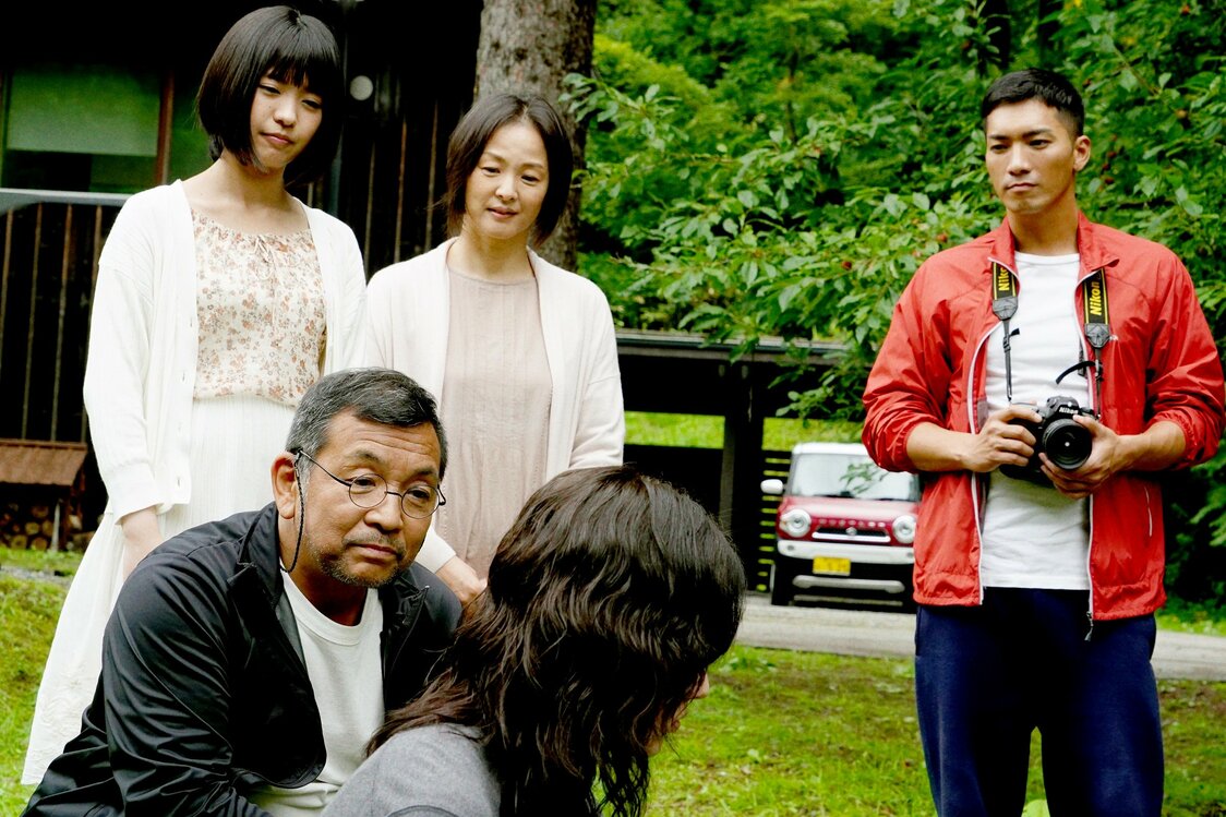 ベテラン俳優の中野英雄（手前）や黒沢あすか（奥・中央）が、未央の両親役で出演　©吉本興業
