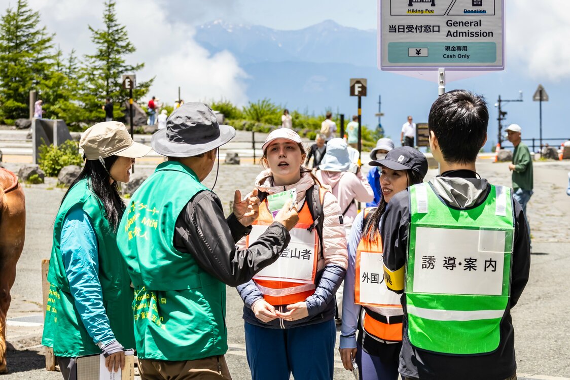 يتواجد موظفون متعددي اللغات لتقديم نصائح للزوار الأجانب حول تسلق الجبل بأمان.(© Nippon.com)