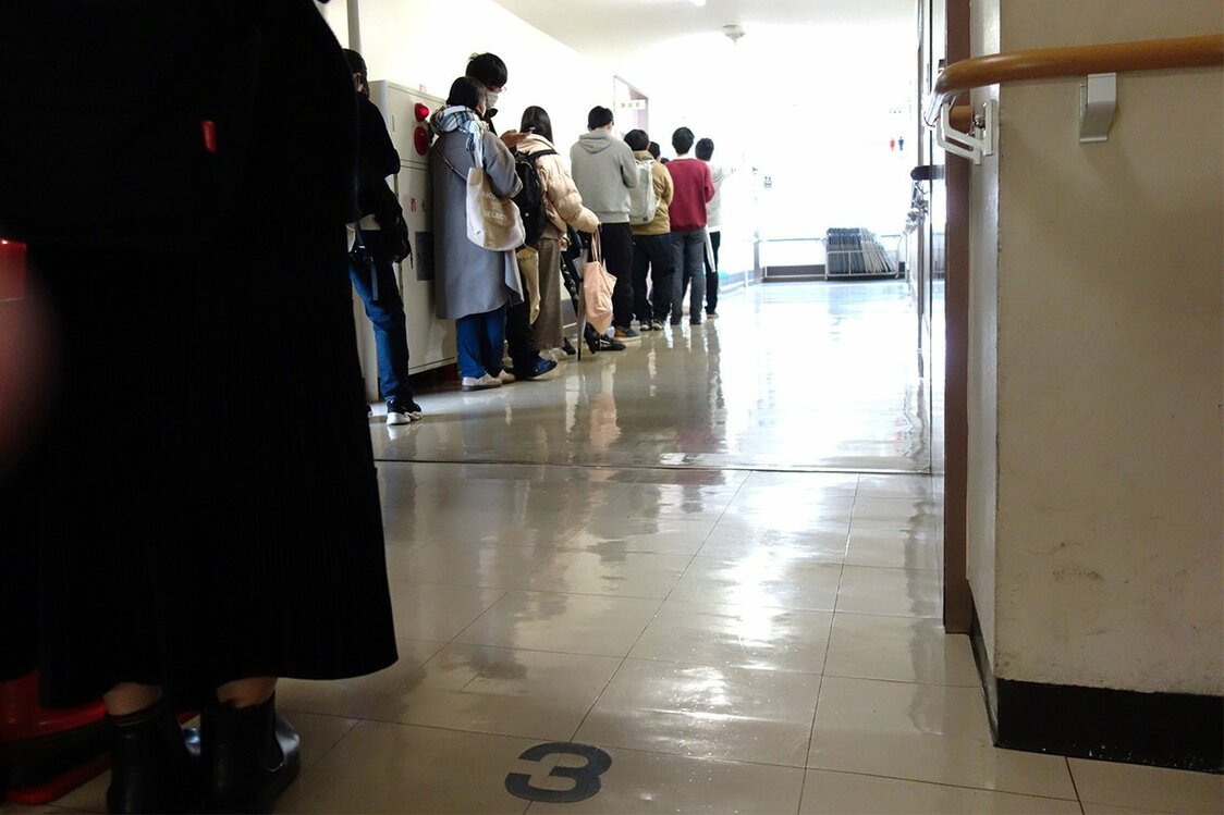 支援会が始まる午前10時より前から列ができていた（筆者撮影）