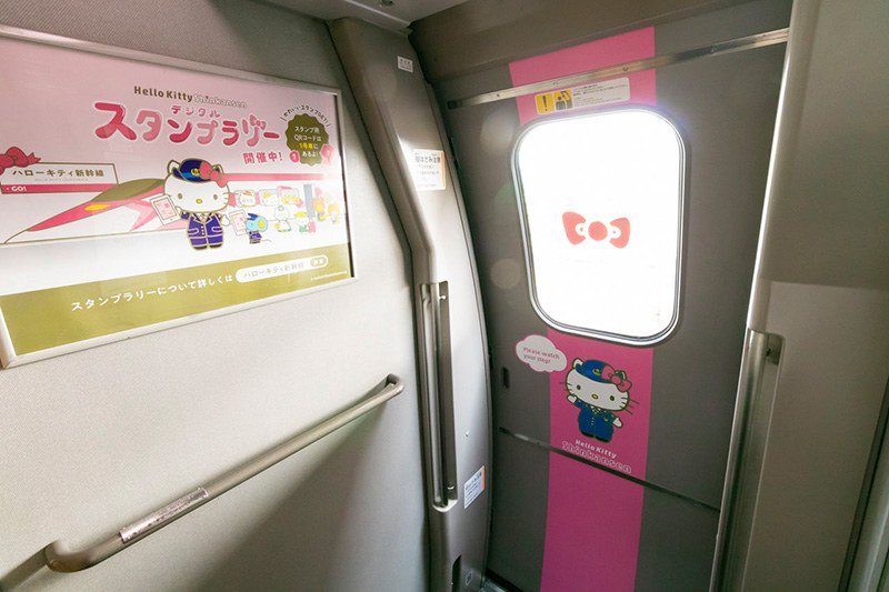 En los espacios entre coches también hay muchos detalles de Kitty-chan y lazos.