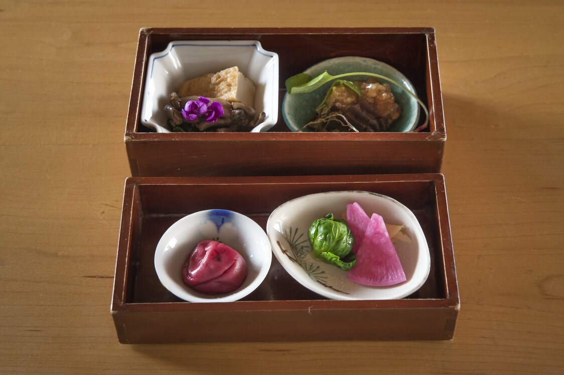 おかずは、手をかけた漬物や味噌が10種類