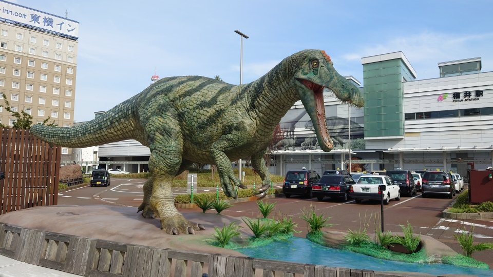 A robot of the giant Cretaceous carnivore Suchomimus tenerensis at Fukui Station. (© Fukui Prefectural Government)