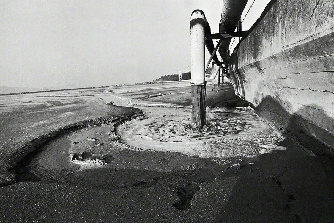 « La canalisation de la Mort ». Entre 1932 et 1968, l’usine pétrochimique Chisso de Minamata a rejeté directement et sans discontinuer dans la baie de Minamata des effluents hautement toxiques contenant notamment du méthylmercure qui a pollué la chaîne alimentaire des pêcheurs et rendu gravement malades des milliers de personnes. (Photo prise en 1972)