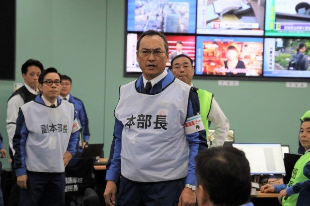 Dans la salle des commandes d’urgence, au 3e étage du bâtiment anti-secousse, le directeur de la centrale de Fukushima Daiichi, Yoshida Masao (interprété par Watanabe Ken), est celui qui prend le contrôle des opérations ©2020 Comité de production « Fukushima 50 »
