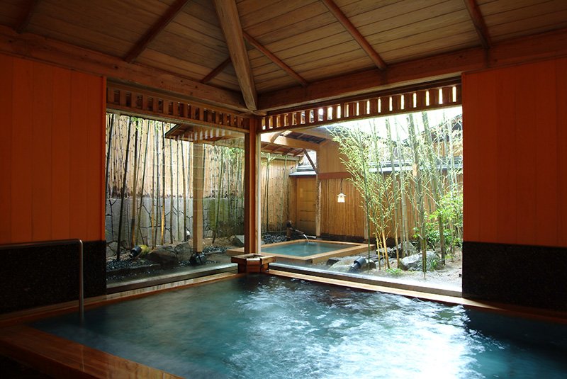 現在の城崎温泉を代表する温泉旅館の一つ、西村屋本館の「吉の湯」（写真提供　西村屋本館）。