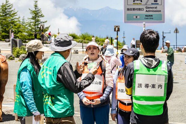 Des interprètes présents au passage de la barrière invitent les touristes étrangers à se montrer prudents durant leur ascension.