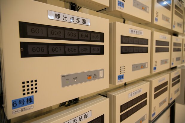 接收各个房间呼叫的显示器。紧急情况下,护士能够立刻赶到病床