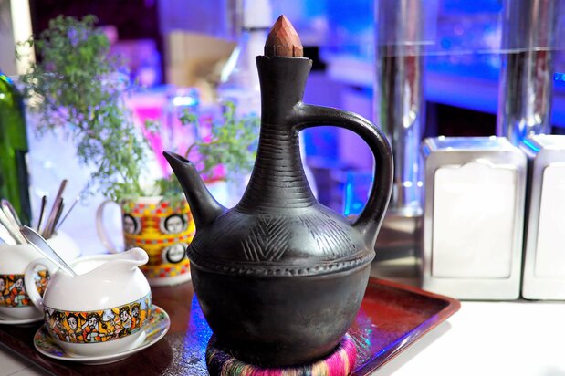 コーヒーセレモニーに欠かせない「ジャバナ」。フライパンで炒って砕いたコーヒー豆を煮出し、サーブするのに使われる 写真=渕貴之