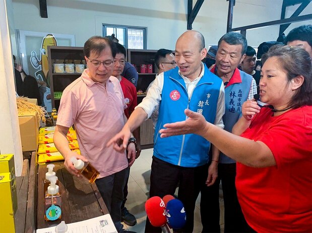 對比一年前的聲勢,韓國瑜卸任前已經不再受媒體追捧。(高雄市政府提供)