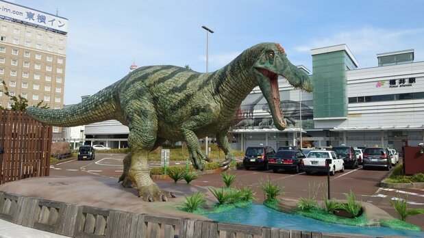 A robot of the giant Cretaceous carnivore Suchomimus tenerensis at Fukui Station. (© Fukui Prefectural Government)