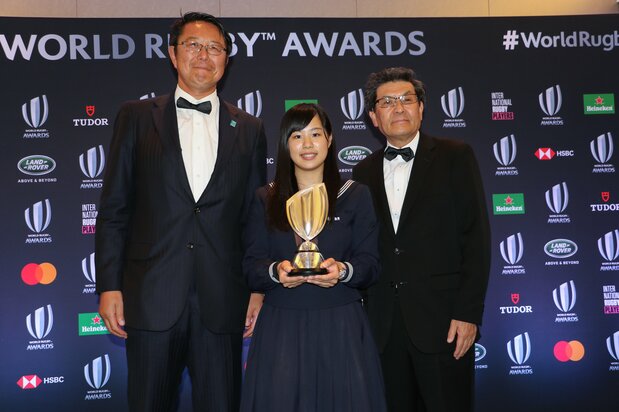 Representatives from Kamaishi receive the Award for Character. (From left) Sakuraba Yoshihiko, general manager of Kamaishi Seawaves; Horaguchi Rui, a student from Kamaishi High School; and Yamazaki Hideki, deputy mayor of Kamaishi.