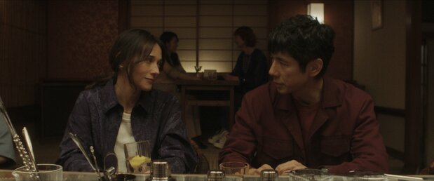 Susie et Masa se rencontrent dans un restaurant de râmen, sympathisent dans un bar et se rapprochent rapidement.