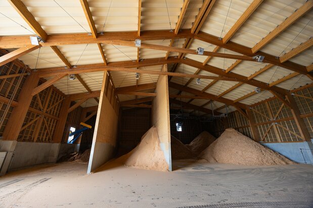 Wood pieces left behind during production, called offcuts, are turned into woodchips and fuel for dryers. (© Nippon.com)