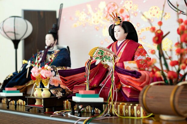 Des poupées disposées sur un autel en l'honneur de la fête des filles hina matsuri le 3 mars.