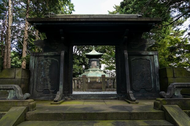 矗立在德川纲吉墓地的唐铜制宝塔。六位德川将军的宝塔全都幸免于战祸