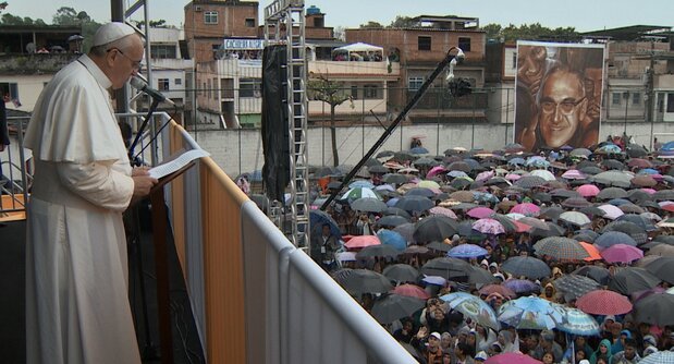 2013年、初の本格的な外遊先はブラジル。リオデジャネイロの貧困地区を訪れる © 2022 21Uno Film srl Stemal Entertainment srl