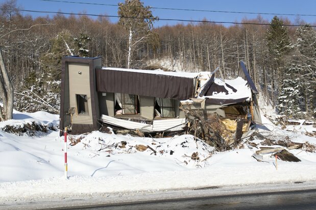 A house damaged by a landslide caused by an earthquake in Atsuma, Hokkaidō. Photograph taken on February 22, 2019. (© Jiji)
