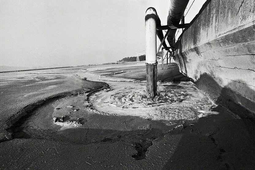 « La canalisation de la Mort ». Entre 1932 et 1968, l’usine pétrochimique Chisso de Minamata a rejeté directement et sans discontinuer dans la baie de Minamata des effluents hautement toxiques contenant notamment du méthylmercure qui a pollué la chaîne alimentaire des pêcheurs et rendu gravement malades des milliers de personnes. (Photo prise en 1972)